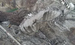 Yusufeli’nde yol inşaatının destekleme betonu çöktü