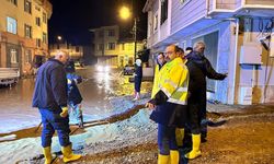 Tosya Belediyesi selin vurduğu cadde ve sokakları yıkıyor