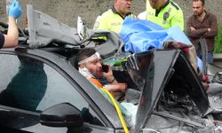 TEM’de feci kaza: paramparça olan otomobilde dakikalarca telefonda konuştu