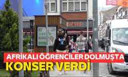 Afrikalı öğrenciler dolmuşta konser verdi