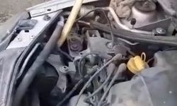 Motora giren yılan güçlükle çıkarıldı