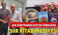 Şair Öğretmenden Doktor Öğrencisine Şiir Kitabı Hediyesi