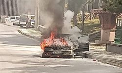 Alev alev yanan otomobilden geriye hurda yığını kaldı