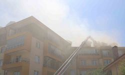 Bolu’da 5 katlı apartmanın çatısı alev alev yandı