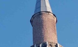 Cami minaresine takılan leyleği itfaiye ekipleri kurtardı