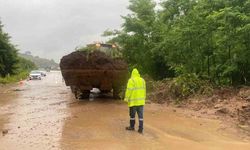 Şiddetli yağış heyelana neden oldu, yol trafiğe kapandı