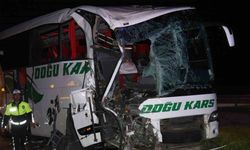 Yolcu otobüsü ile tır çarpıştı: 1’i ağır 18 yaralı