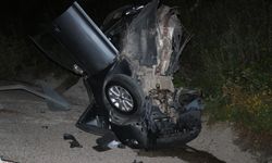 Abant'ta beton bariyere çarpan otomobil ikiye bölündü: 1 ölü, 1 yaralı
