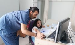 Kazada yaralanan kız çocuğuna doktor şefkati