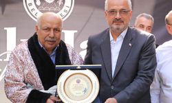 Başkan Kılıç’tan Yılın Ahisi Bafralı ayakkabıcı Mevlüt Güven’e Plaket