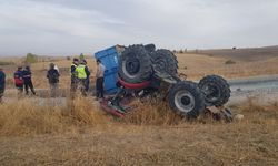Çorum'da kaza : Ayçiçeği yüklü traktör devrildi