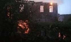 İki katlı ev alev alev yandı!
