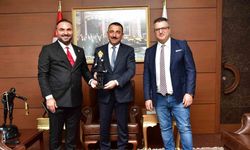 Vali Bektaşoğlu’na Zonguldak Hentbol Spor Kulübü’nün formasını hediye ettiler
