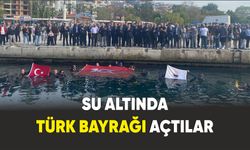 Su altında gururlandıran görüntü: Türk bayrağı açtılar