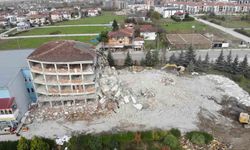 Ağır hasarlı Turgut Özal Anadolu Lisesi yıkılıyor