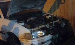 Bolu'da park halindeki otomobilin motor kısmı alev aldı
