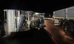 D100 karayolunda kaza: Eşya yüklü kamyonet devrildi