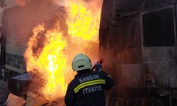 Samsun'da  PVC hammaddesi yüklü tır alev alev yandı