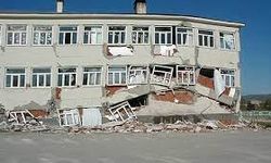 Depremde hasar alan okulu öğrenciler yeniledi