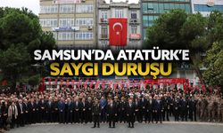 Samsun'da Atatürk'e saygı duruşu