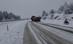 Karabük’te kar yağışı sürücülere zor anlar yaşattı