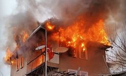 Nallıhan’da çıkan yangında 3 katlı bir ev kullanılamaz hale geldi