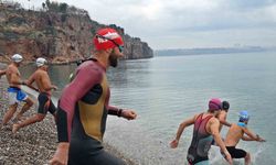 Triatloncular deniz kirliliğine ‘dur’ demek için denize girdiler