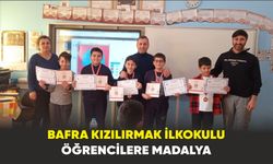 Bafra Kızılırmak İlkokulu Öğrencilere Madalya