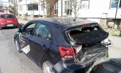 Ehliyet sınavındaki kadının otomobiline kamyonet çarptı: 4 yaralı