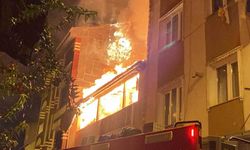 Esenler’de 2 katlı binanın çatı katı alev alev yandı