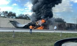 Florida’da otoyola inen küçük uçak araca çarpıp alev aldı: 2 ölü