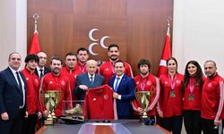 MHP Lideri Bahçeli, şampiyon güreşçileri kabul etti