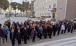 Öğrenciler depremde hayatını kaybedenler için saygı duruşunda bulundu