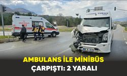 Ambulans ile minibüs çarpıştı: 2 yaralı