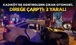 Kadıköy’de kontrolden çıkan otomobil direğe çarptı: 3 yaralı