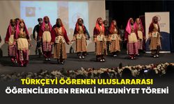 Türkçeyi öğrenen uluslararası öğrencilerden renkli mezuniyet töreni