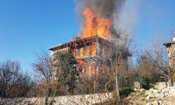 Karabük'te 350 yıllık tarihi konak çıkan yangında alev alev yandı