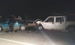 Mersin'de kamyonet ile otomobilin çarpışması 7 yaralı