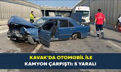 Kavak'da otomobil ile kamyon çarpıştı: 5 yaralı