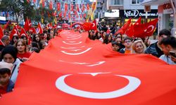 Samsun'da 1919 metrelik dev bayrakla coşkulu 'Fener Alayı ve Gençlik Haftası' yürüyüşü