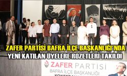 Zafer Partisi Bafra İlçe Başkanlığı'nda yeni katılan üyelere rozetleri takıldı