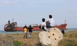 Alaçam'da karaya oturan gemi ilgi odağı oldu