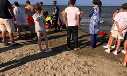 Atakum'da denize giren anne ve 2 kızı boğulma tehlikesi geçirdi
