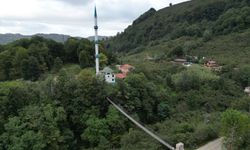 Camiye ulaşım için yapılan 65 metrelik asma köprü ilgi odağı oldu