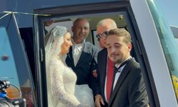 Düğün günlerinde gelinlik ve damatlıkla Erdoğan'ı karşıladılar