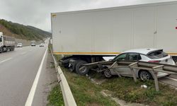 Kavak'da otomobil tır ile çarpıştı: 2 yaralı