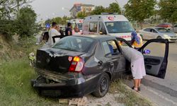 Samsun’da otomobil çöp konteynerine çarptı; 2 yaralı