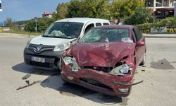 Samsun'da otomobil ile hafif ticari araç çarpıştı: 2 yaralı