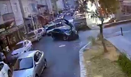 Motosiklet ile otomobil çarpıştı! O anlar kameraya yansıdı