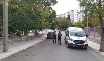 Yolda yürürken bıçaklı saldırıya uğradı